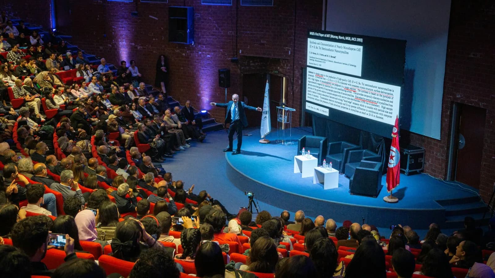 Ekim 2026 yazılım gündemi — konferans salonunda sunum yapan konuşmacı ve dinleyiciler | Aksiyon Soft
