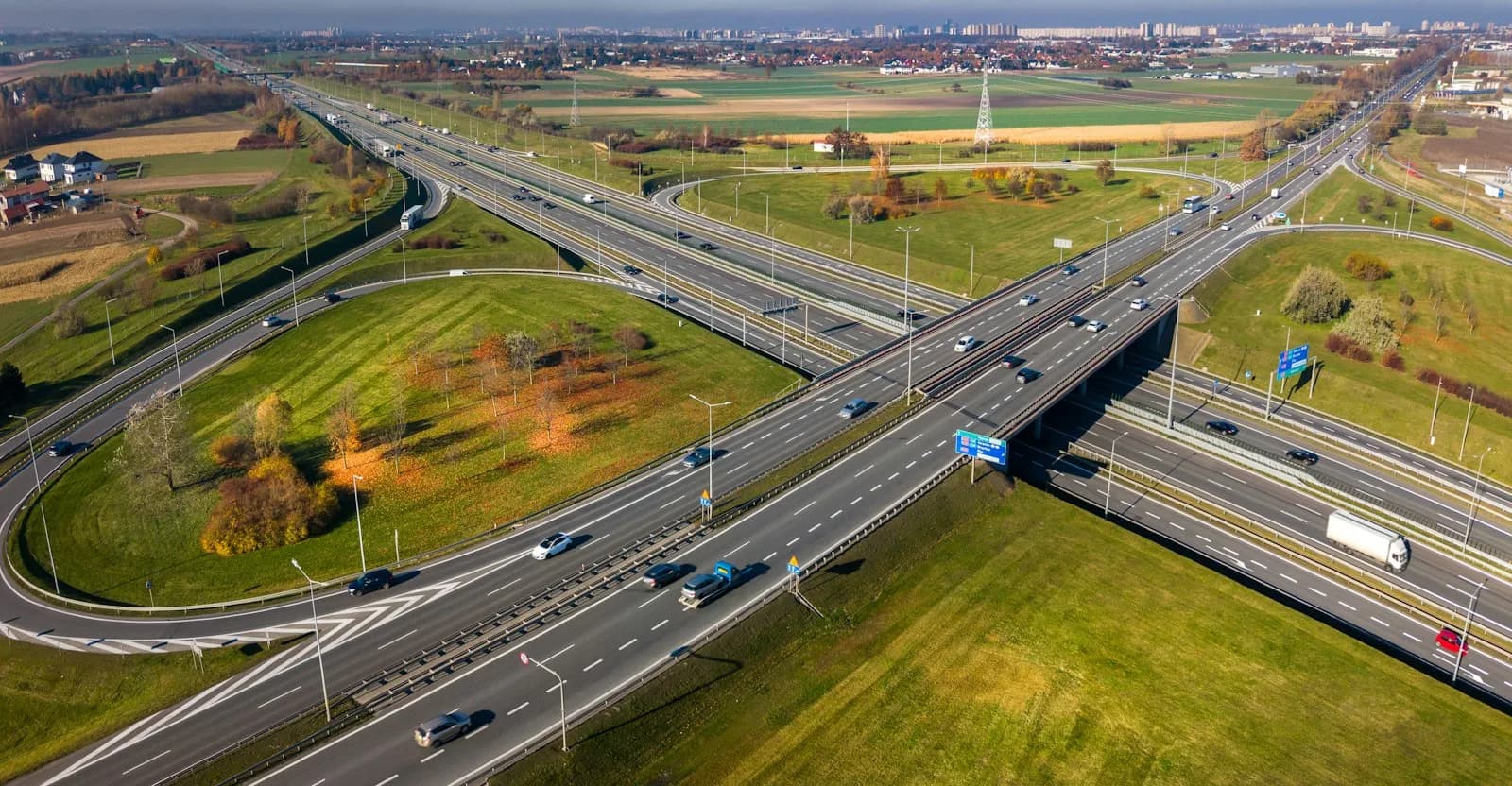 LLM router ve AI Ops katmanı — trafiği doğru yöne dağıtan çok katlı otoyol kavşağı | Aksiyon Soft