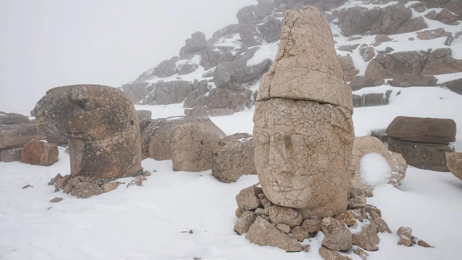 Kahta yazılım hizmet kapsamı — karla kaplı Nemrut Dağı’ndaki dev taş baş heykelleri