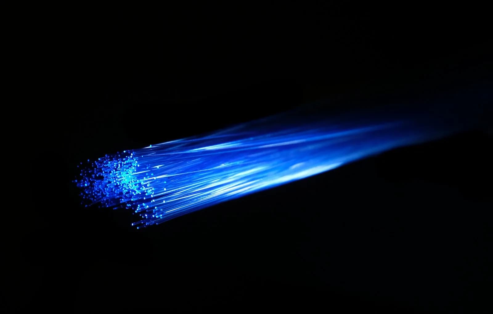 Fiber optik kablodan geçen mavi ışık — EVREN LLM tek API ile yurt içi model filosuna erişim | Aksiyon Soft
