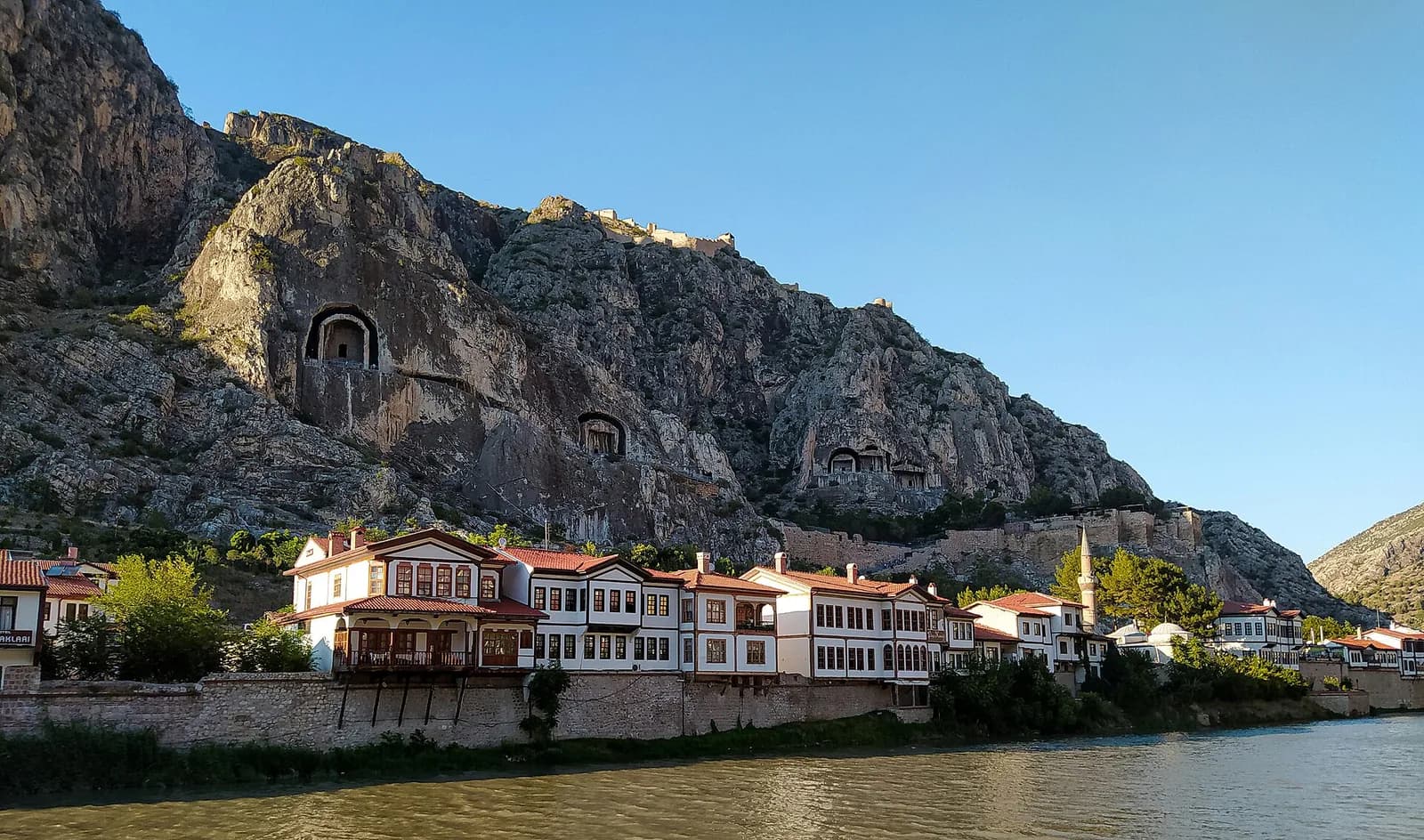Amasya yazılım ortağı — Yeşilırmak kıyısındaki Amasya şehri ve Harşena Dağı | Aksiyon Soft