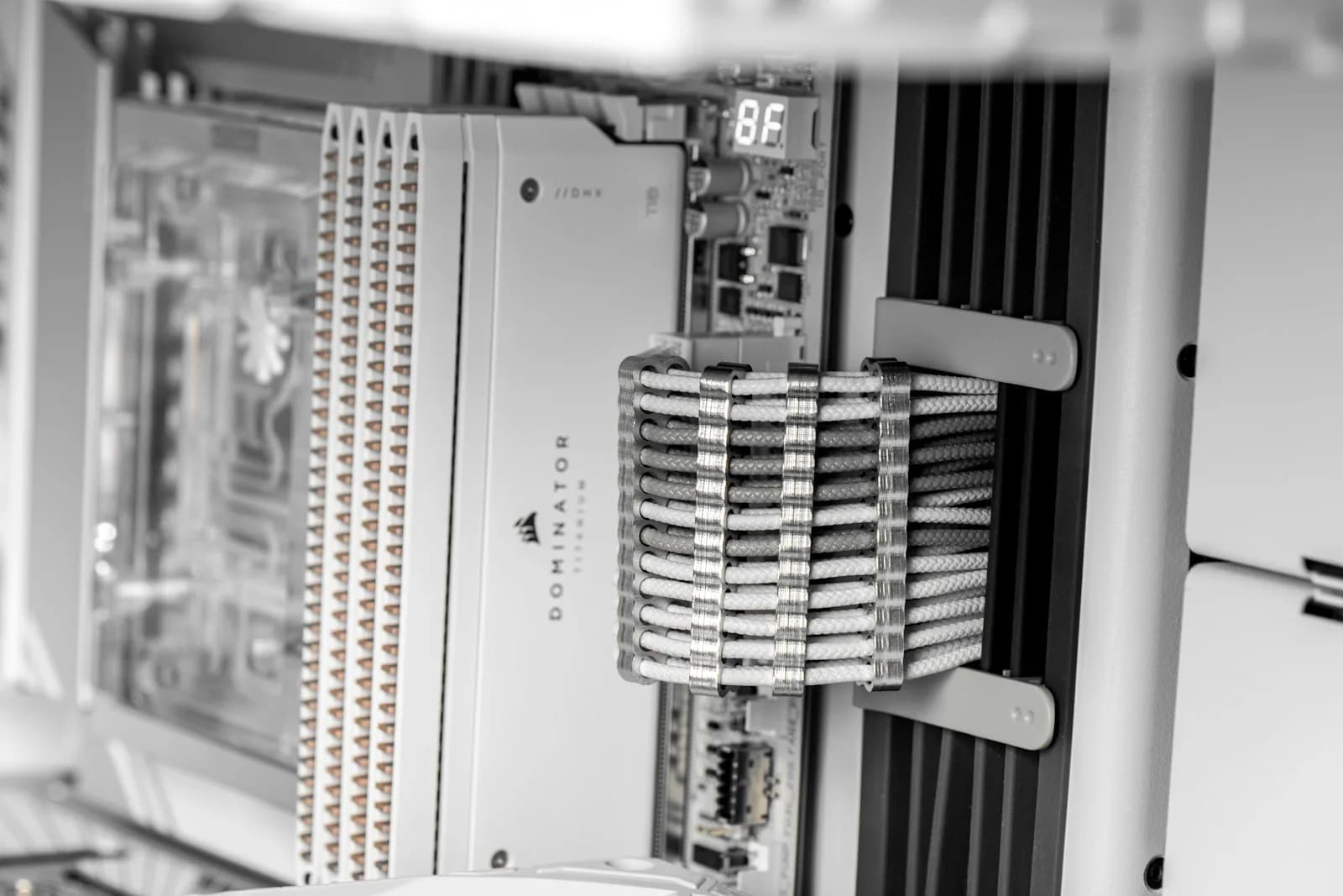 Sunucu rafı bileşenleri yakın çekim — EVREN yapay zeka platformunda verinin yurt içi GPU altyapısında işlenmesi (temsili) | Aksiyon Soft