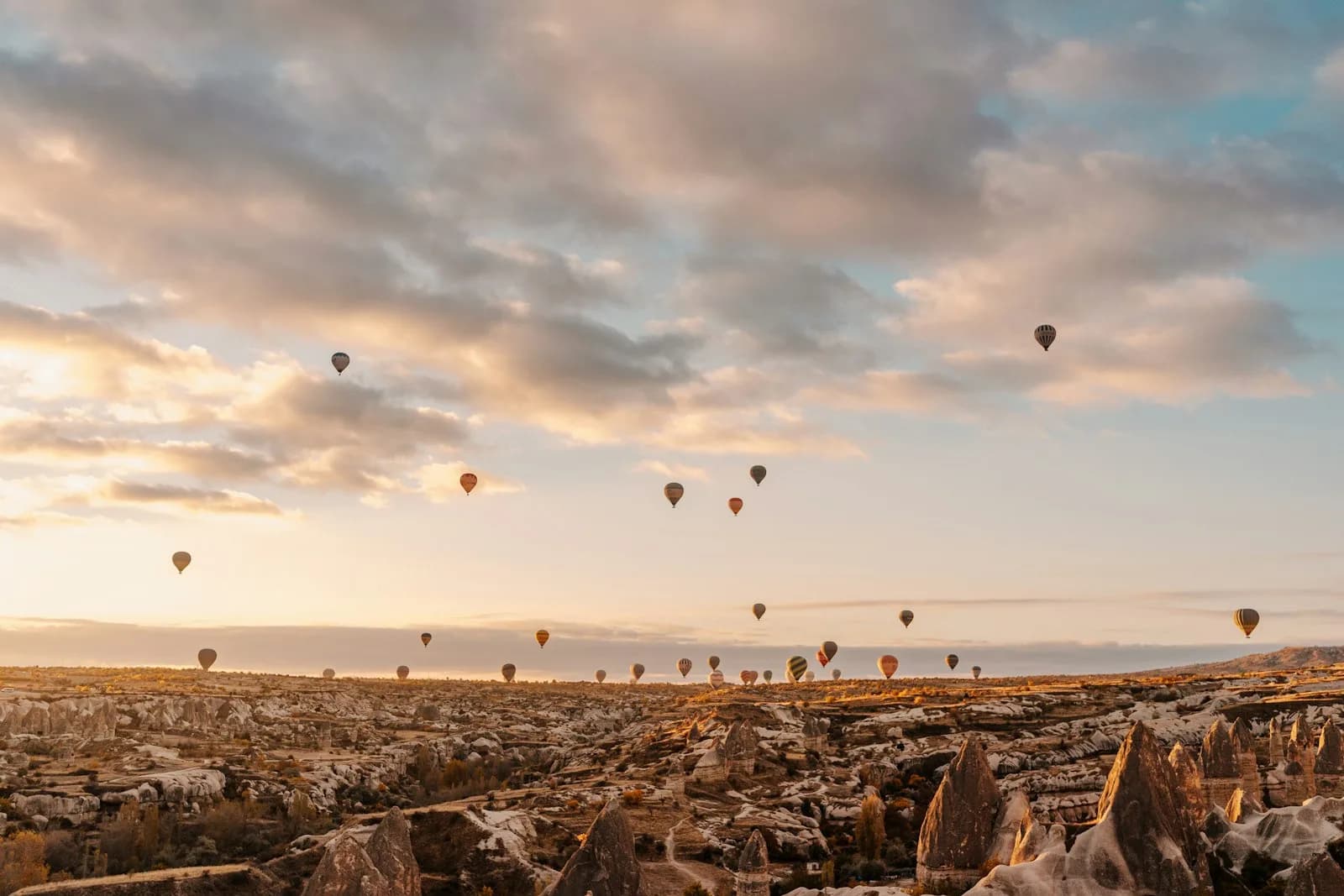 Nevşehir yazılım ortağı — Göreme üzerinde gün doğumunda sıcak hava balonları, Kapadokya turizmi | Aksiyon Soft