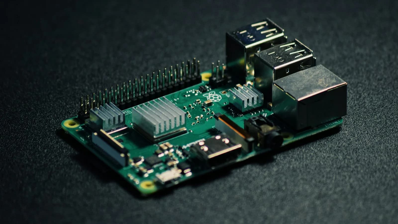 EVREN SDK edge modu için Raspberry Pi kartı yakın çekim — GPU'suz cihazda bilgisayarlı görü | Aksiyon Soft