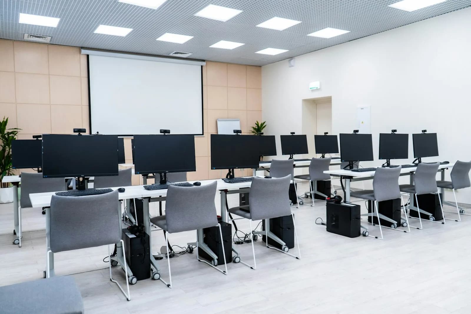 Üniversite bilgisayar laboratuvarı — EVREN MLOps platformunun YÖK aracılığıyla akademiye açılması | Aksiyon Soft