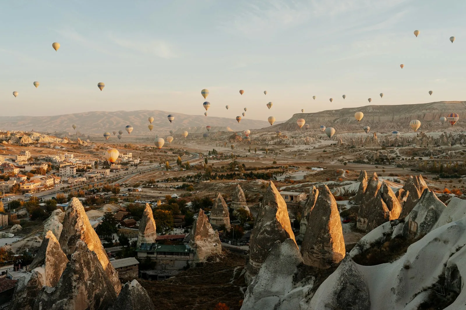 Göreme vadileri üzerinde sabah balon turları — Kapadokya balon işletmeleri için operasyon ve rezervasyon yazılımı
