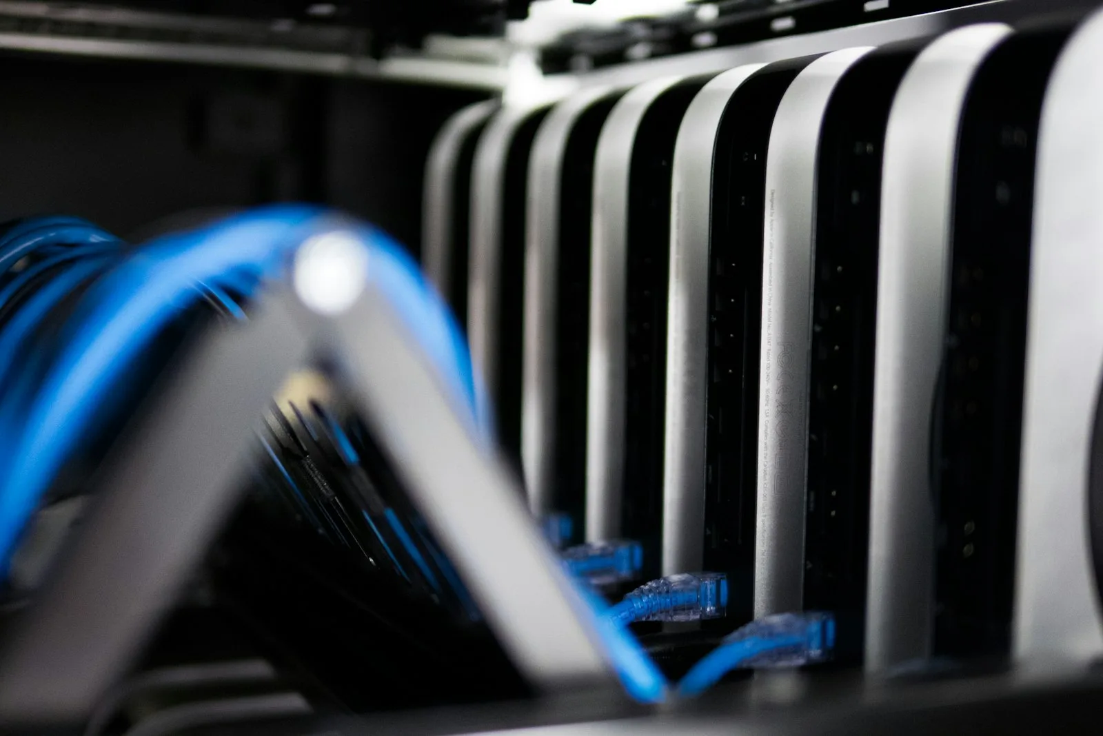 Rack içinde düzenlenmiş ethernet kabloları ve sunucular — İstanbul e-ticaret ve fintech ekipleri için middleware ve API entegrasyonu
