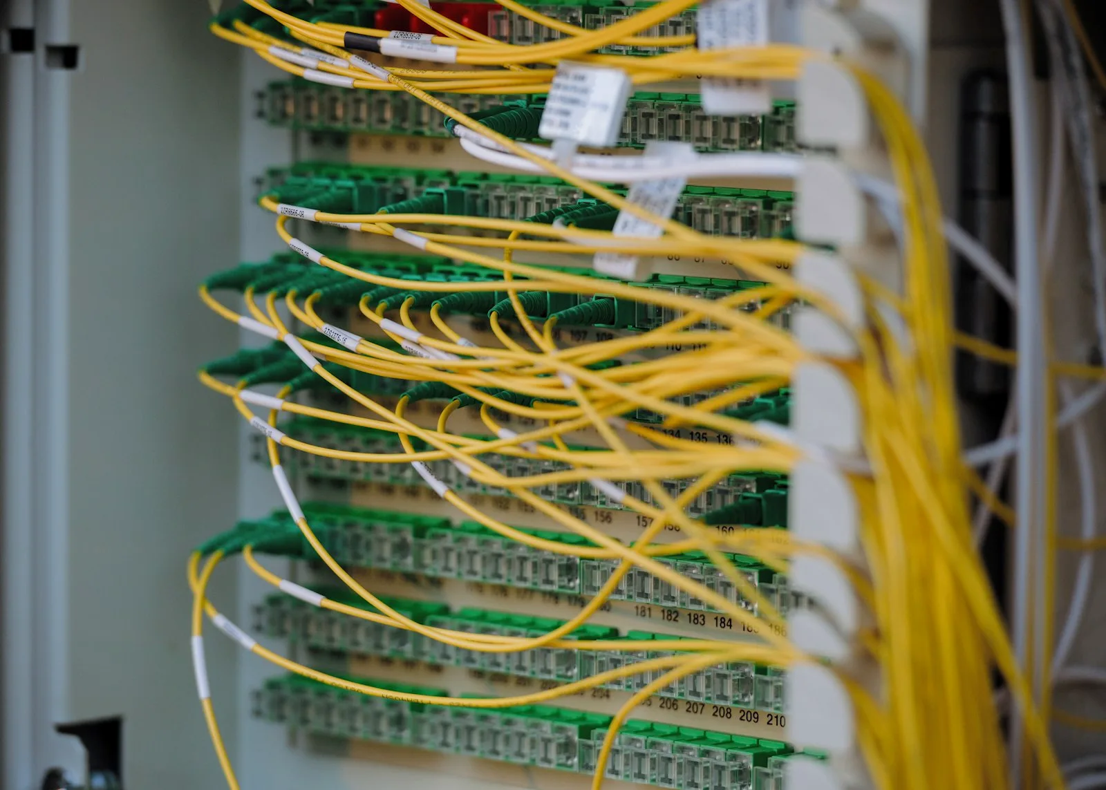 Samsun merkezli middleware ve entegrasyon hizmeti — patch panele bağlı fiber optik kablolar