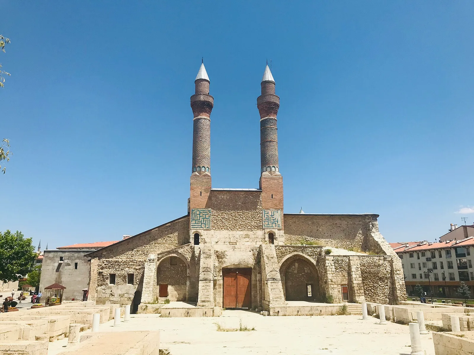 Sivas Çifte Minareli Medrese taç kapısı ve minareleri