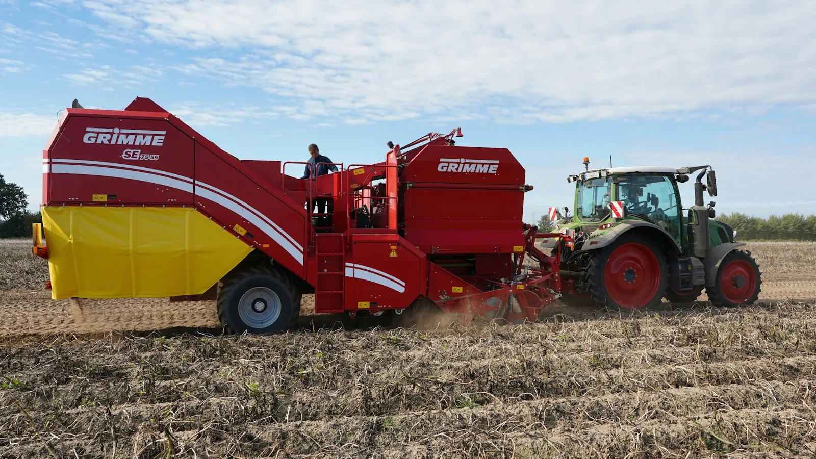 Tarlada patates hasat makinesini çeken traktör — Aksaray tarım ve gıda işleme için temsili görsel