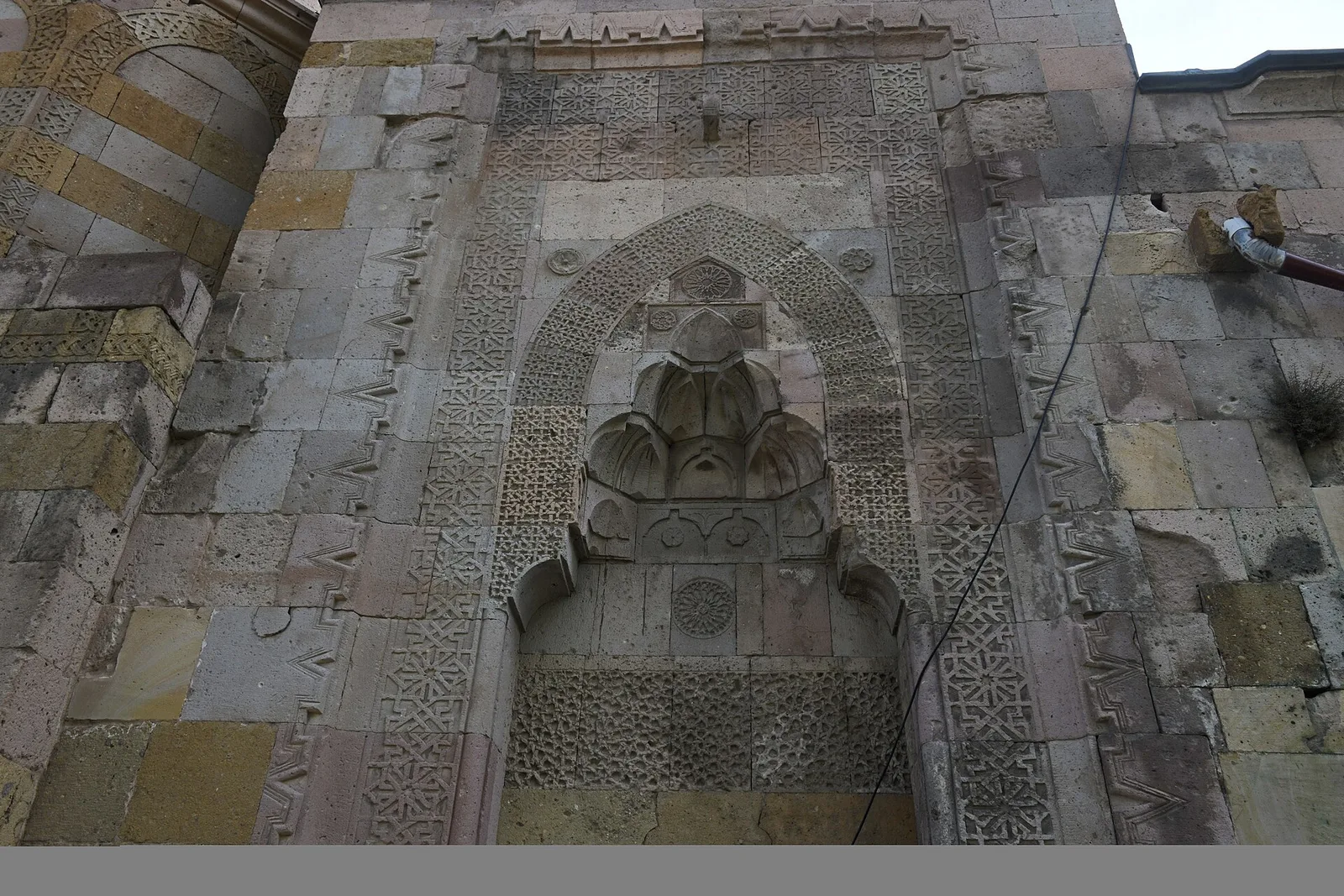 Niğde Alaeddin Camii'nin taş işçilikli giriş cephesi