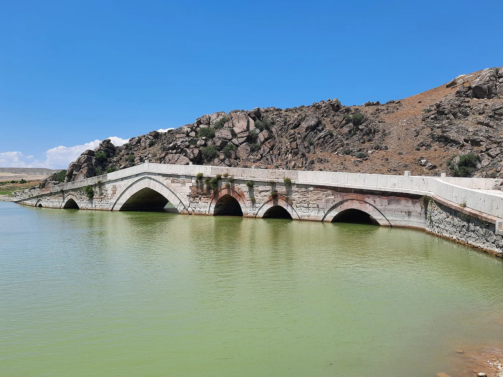 Kırıkkale’de Kızılırmak üzerindeki tarihi Çeşnigir Köprüsü
