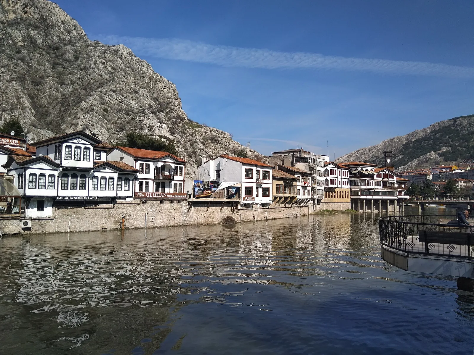 Yeşilırmak kıyısındaki tarihi Amasya evleri