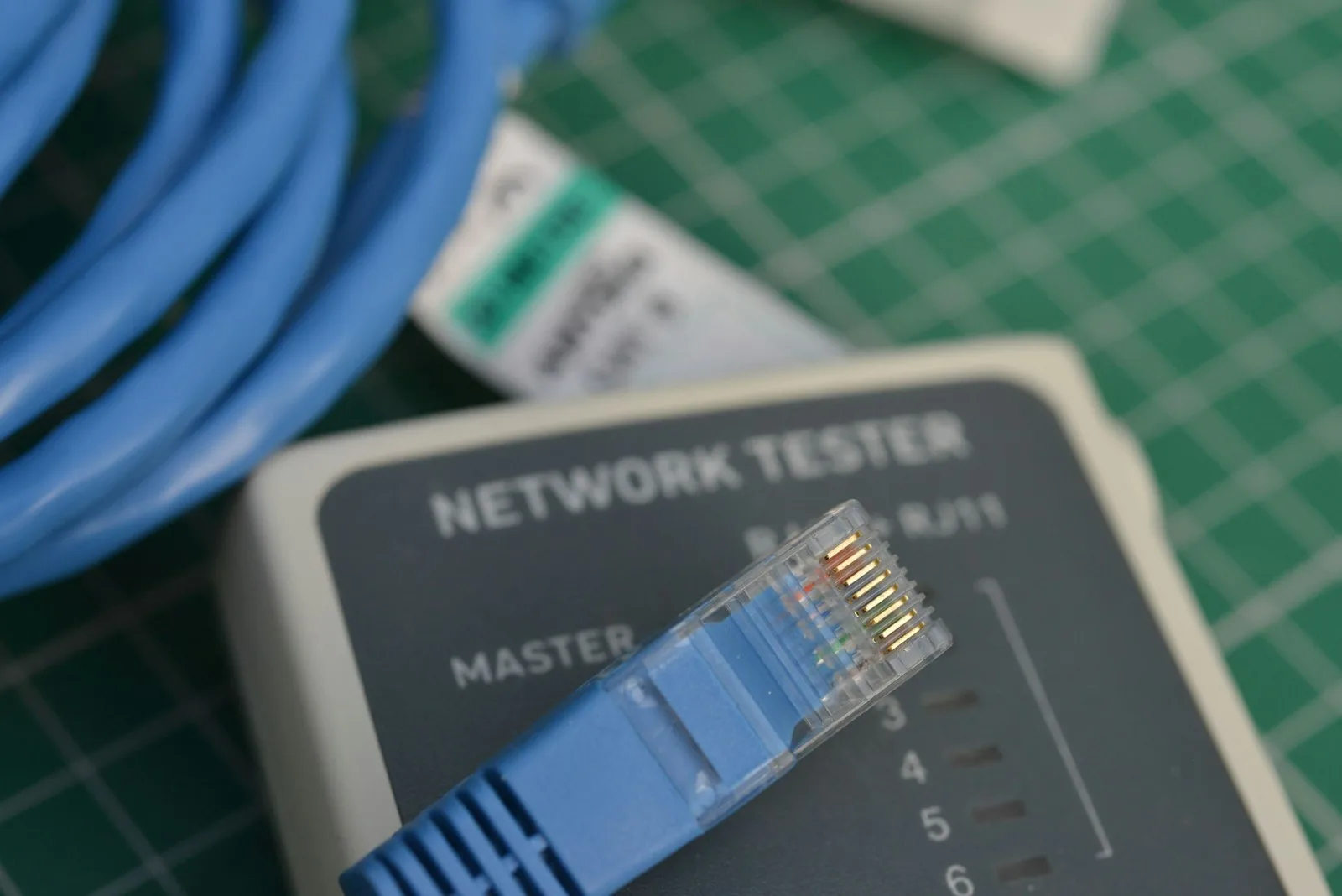 Ağ test cihazına takılı RJ45 kablo — LLM sağlayıcıları için sağlık kontrolü ve fallback testi