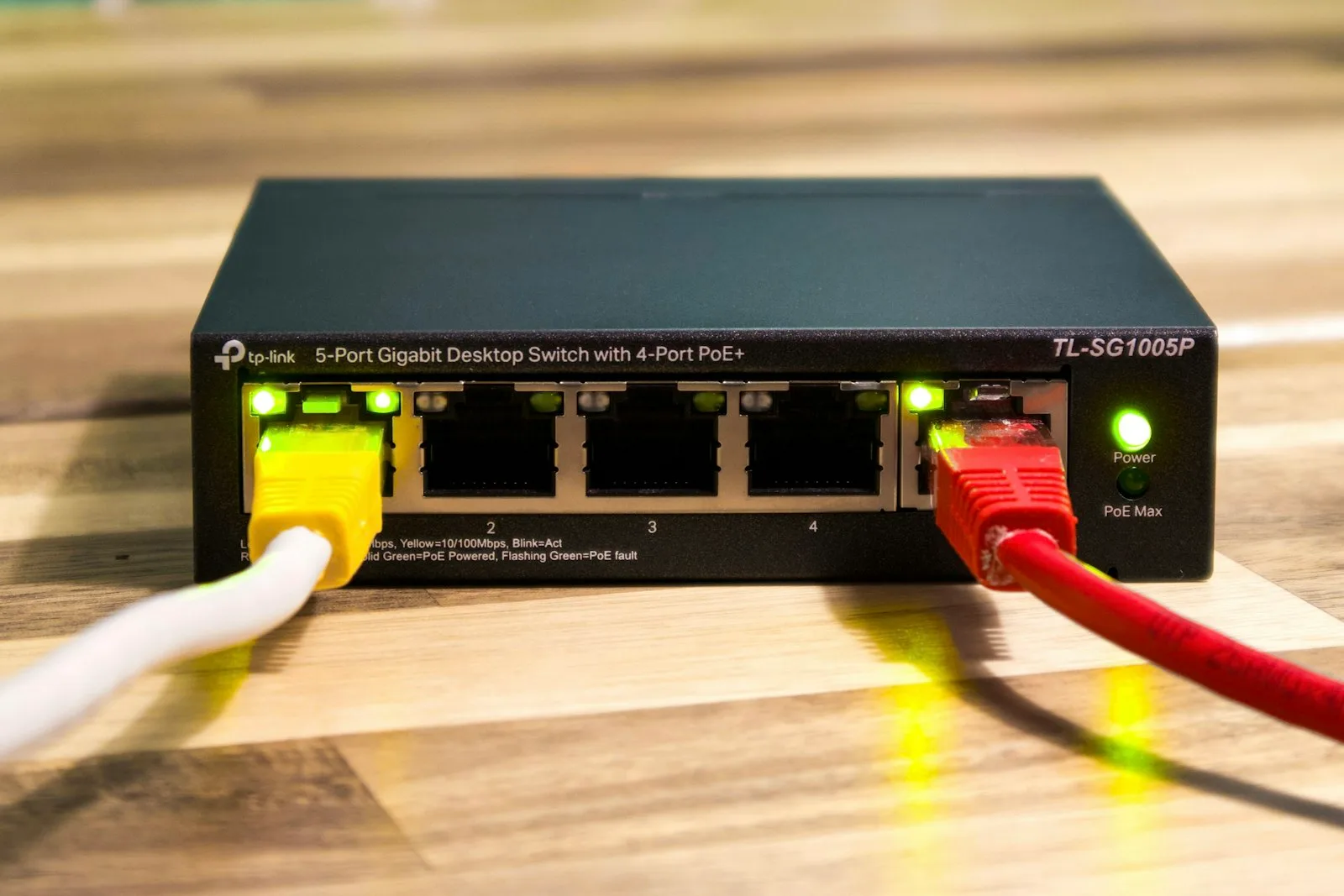Ethernet kabloları bağlı ağ anahtarı — kurumsal ağdan API geçidine trafik