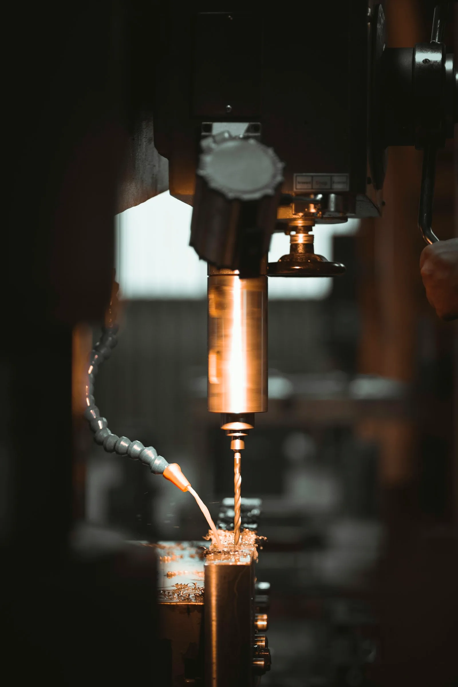 Kayseri middleware ve entegrasyon hizmeti — fabrikada metal kesen CNC tezgâhı