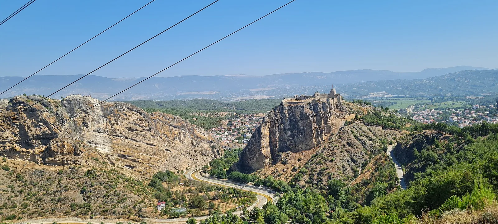 Sinop’un Boyabat ilçesinde Boyabat Kalesi ve ilçe merkezi panoraması