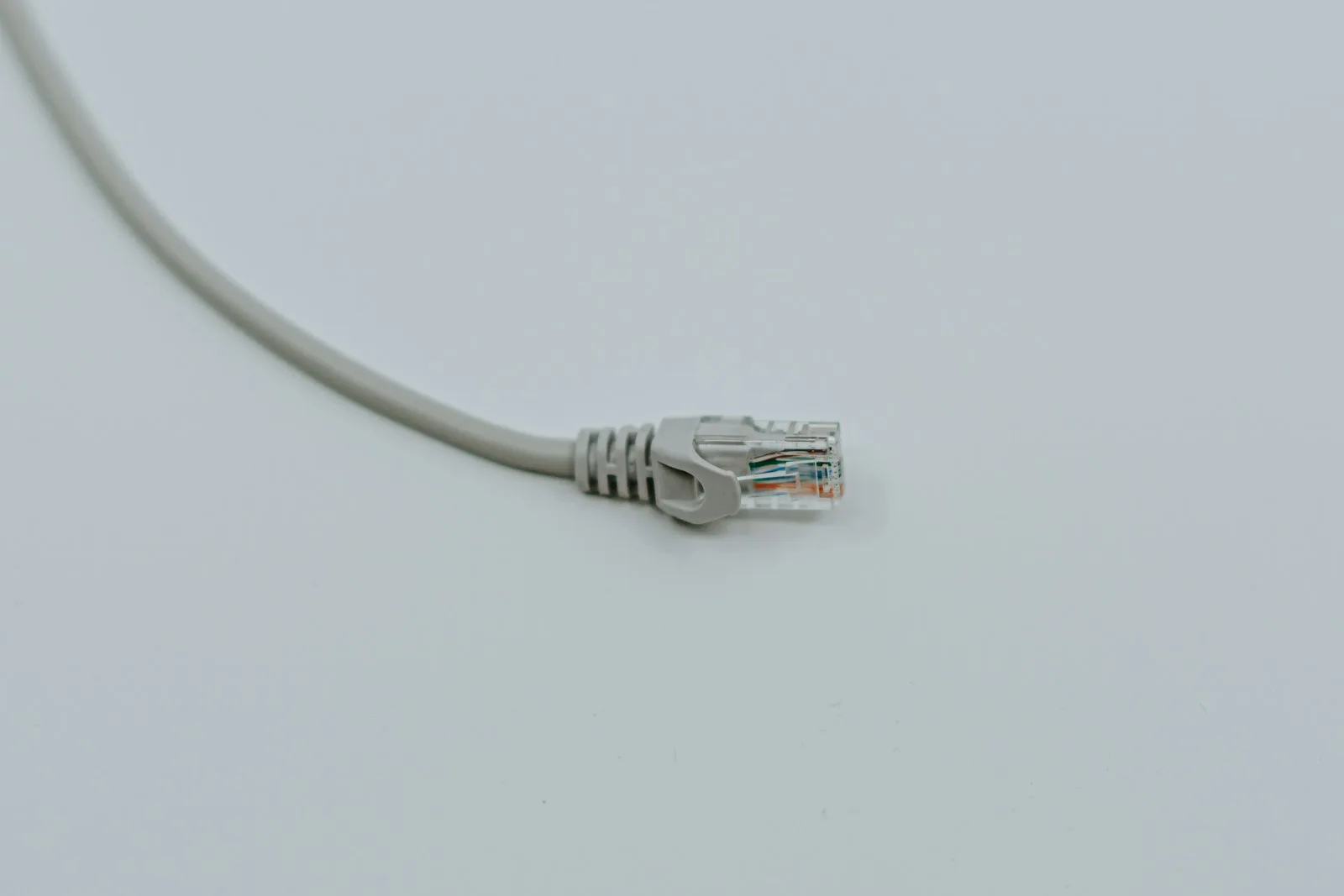 Gri ethernet kablosu yakın çekim — ara katman ile model servisi arasındaki bağlantı