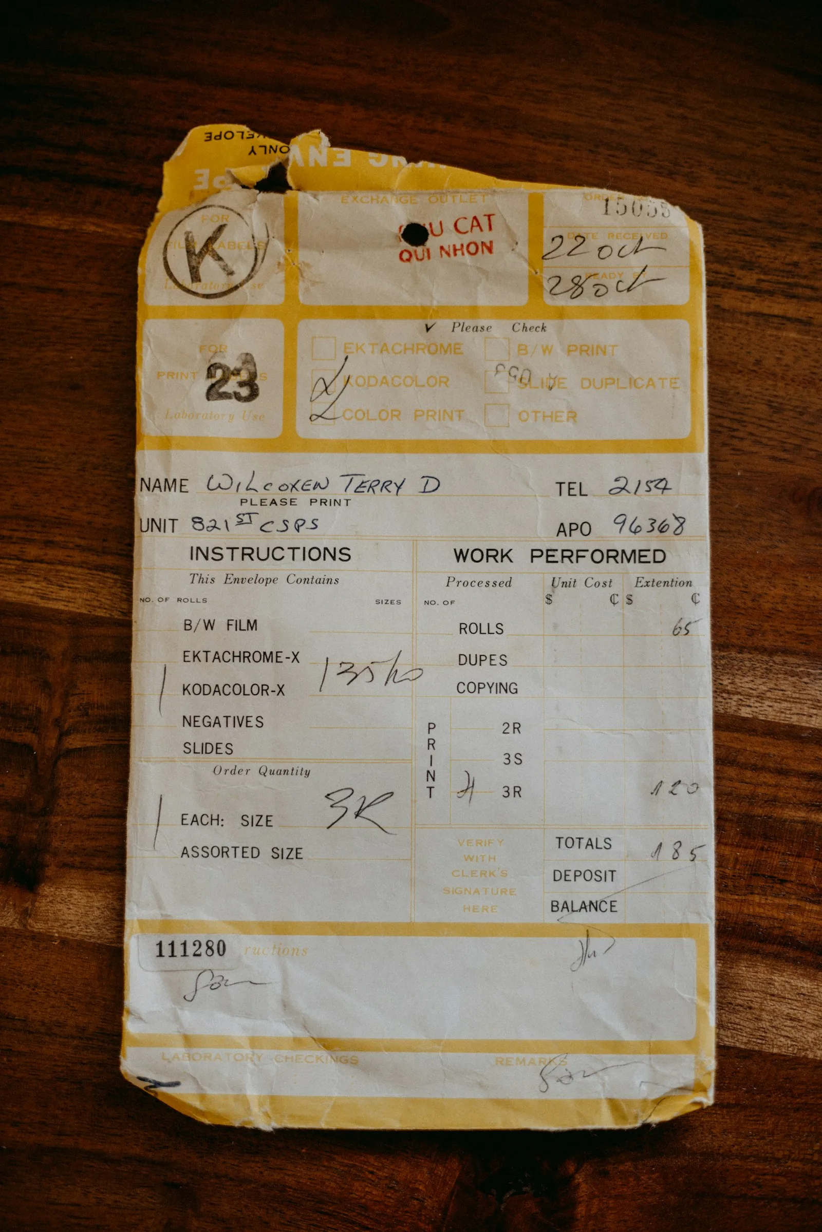 Ahşap masa üzerinde duran fiş — e-Gider Pusulası ve erreceipt etiketiyle gelen yeni belge akışı