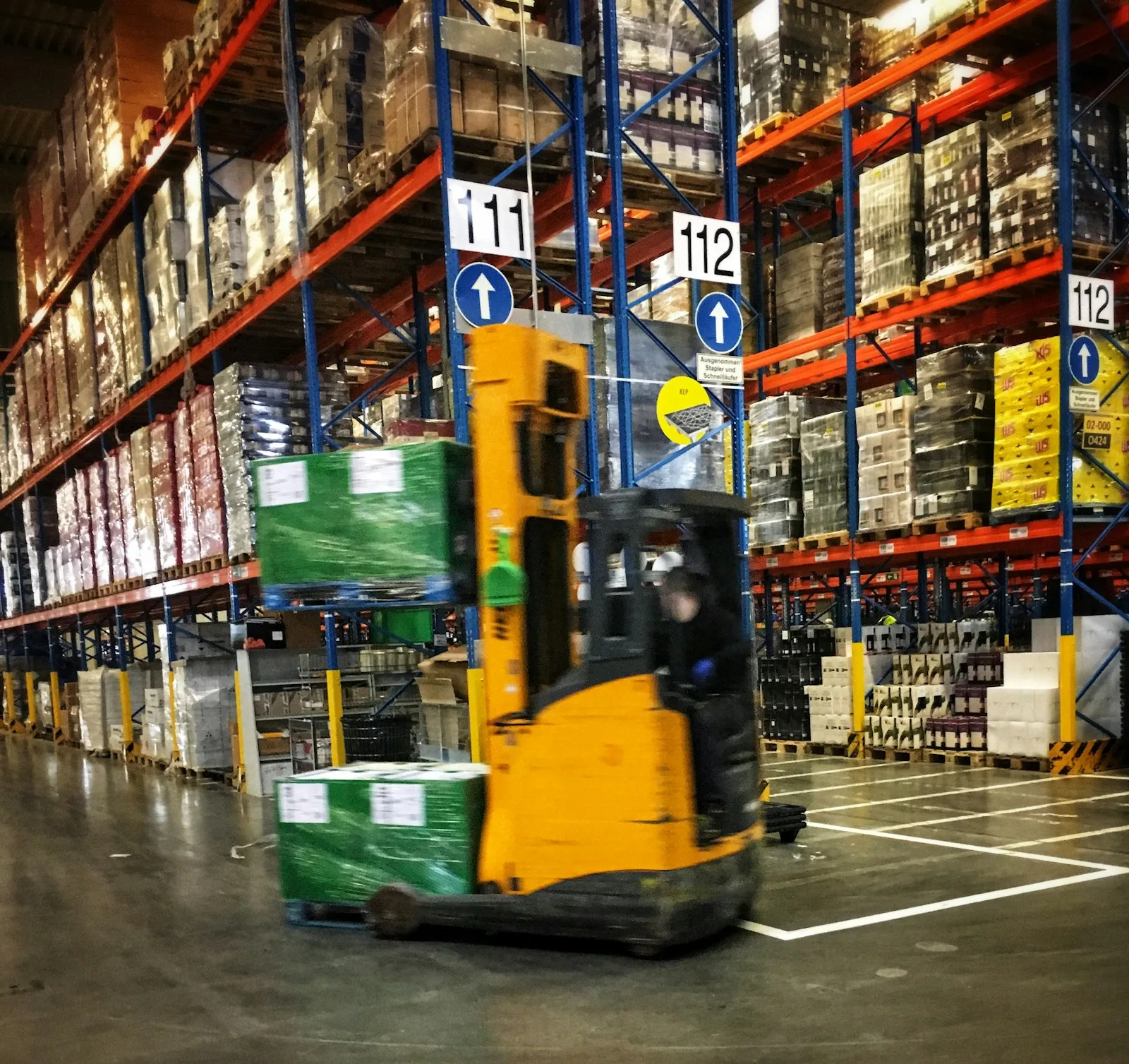 Paletlerle dolu depoda ilerleyen forklift — Trabzon liman ve depo operasyonlarında WMS, ERP ve API entegrasyonu
