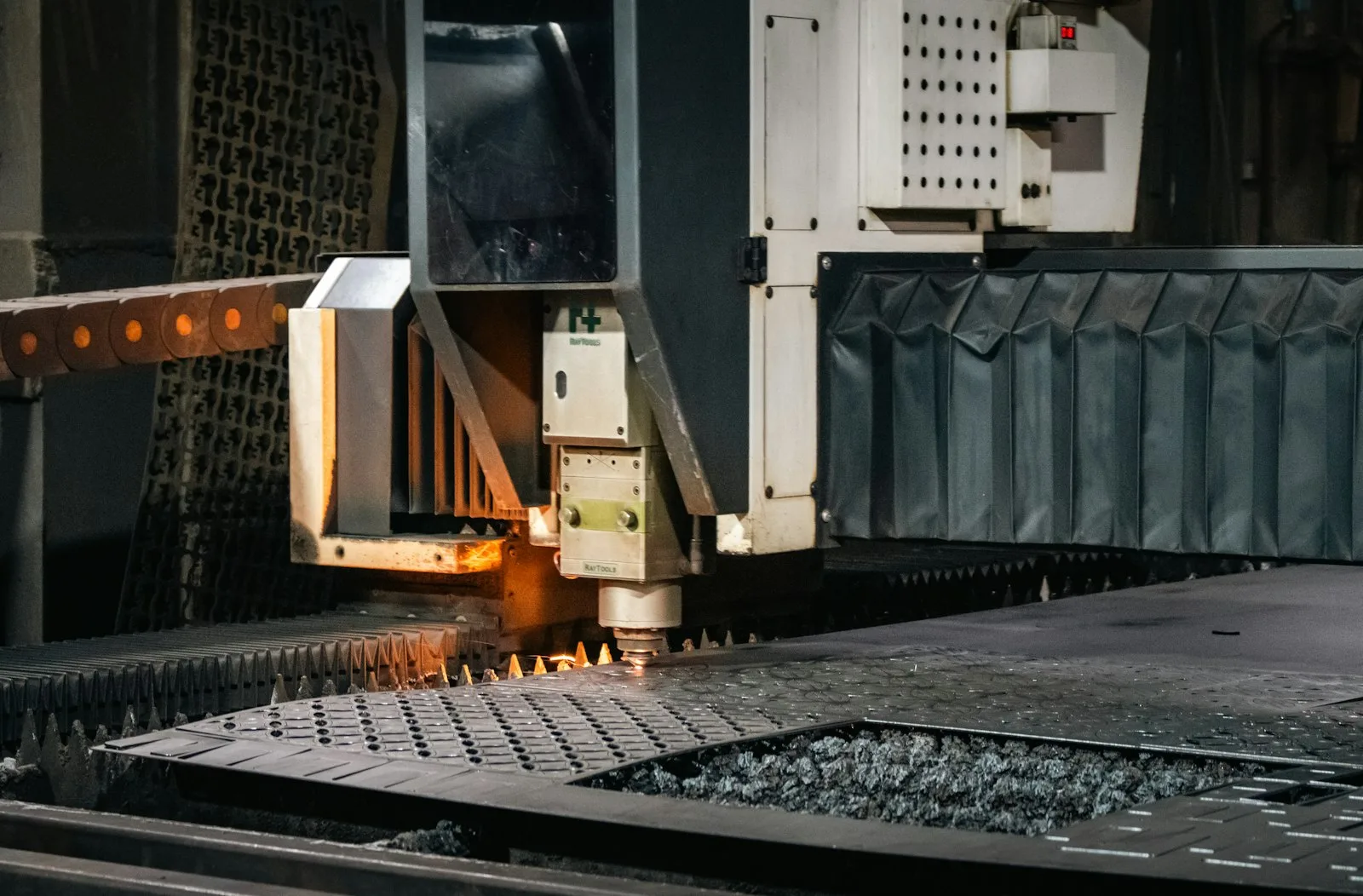 Metal sac üzerinde çalışan endüstriyel lazer kesim makinesi — Ankara imalat KOBİ’lerinde ERP ve middleware entegrasyonu