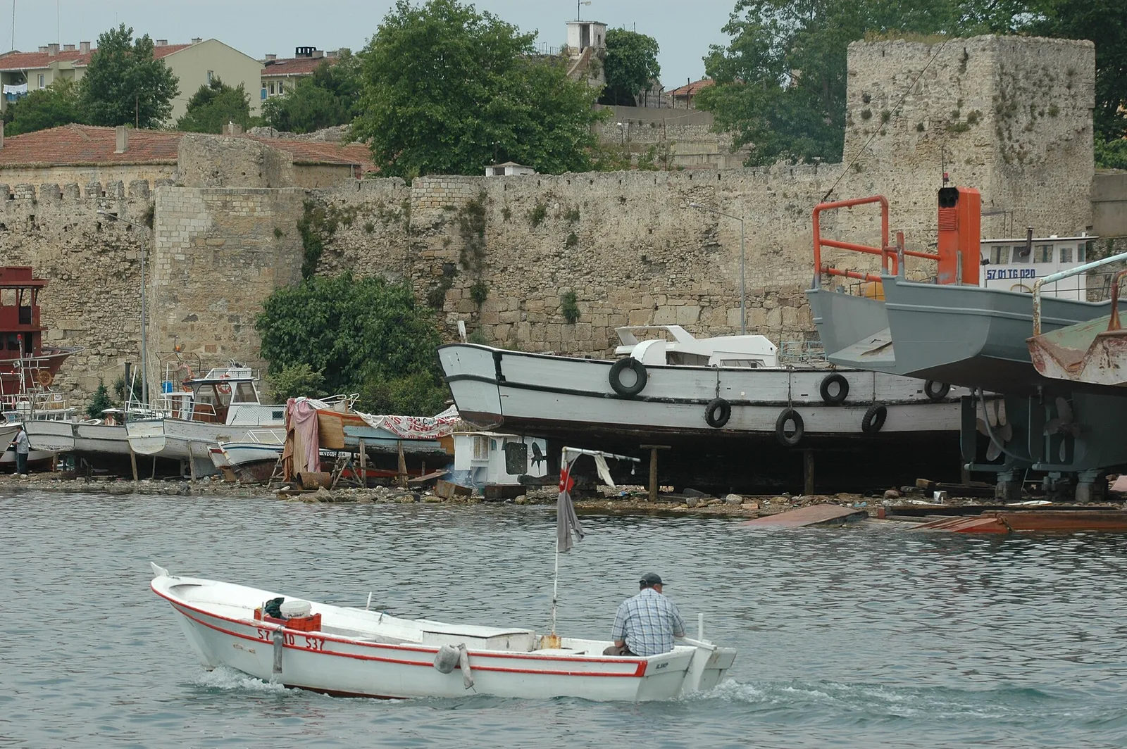 Sinop Kalesi güney surları önünde balıkçı tekneleri ve çekek yeri — Sinop balıkçılık ve su ürünleri