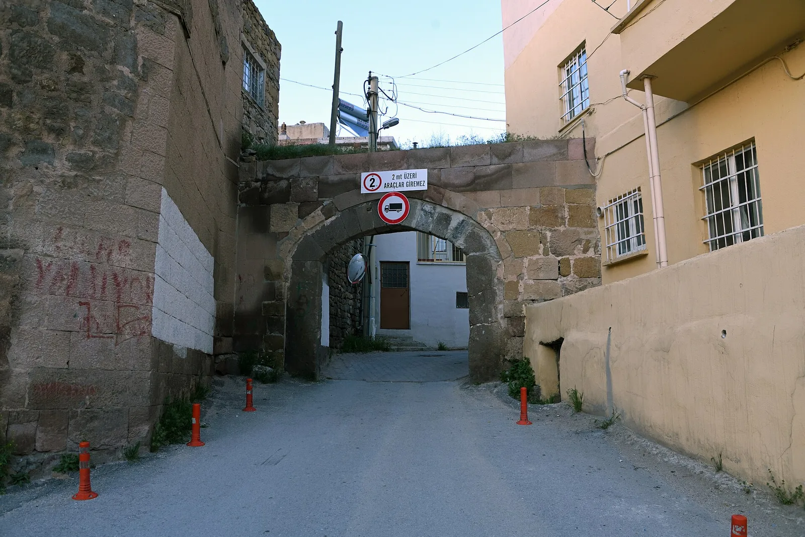 Niğde Kalesi'nin alt giriş kapısı ve surları, Niğde şehir merkezi