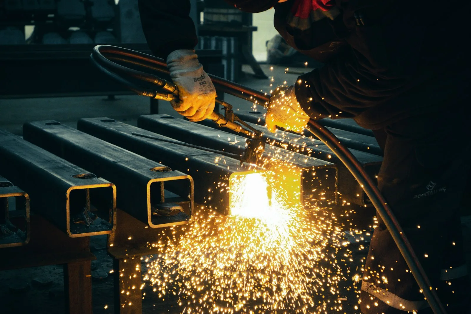 Metal atölyesinde kaynak yapan usta — Kırşehir OSB'deki metal ve döküm üreticileri için üretim takibi