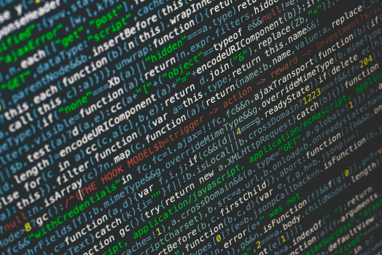 Ekranda yakın plan kaynak kod — outbox relay ve idempotent tüketici kodu