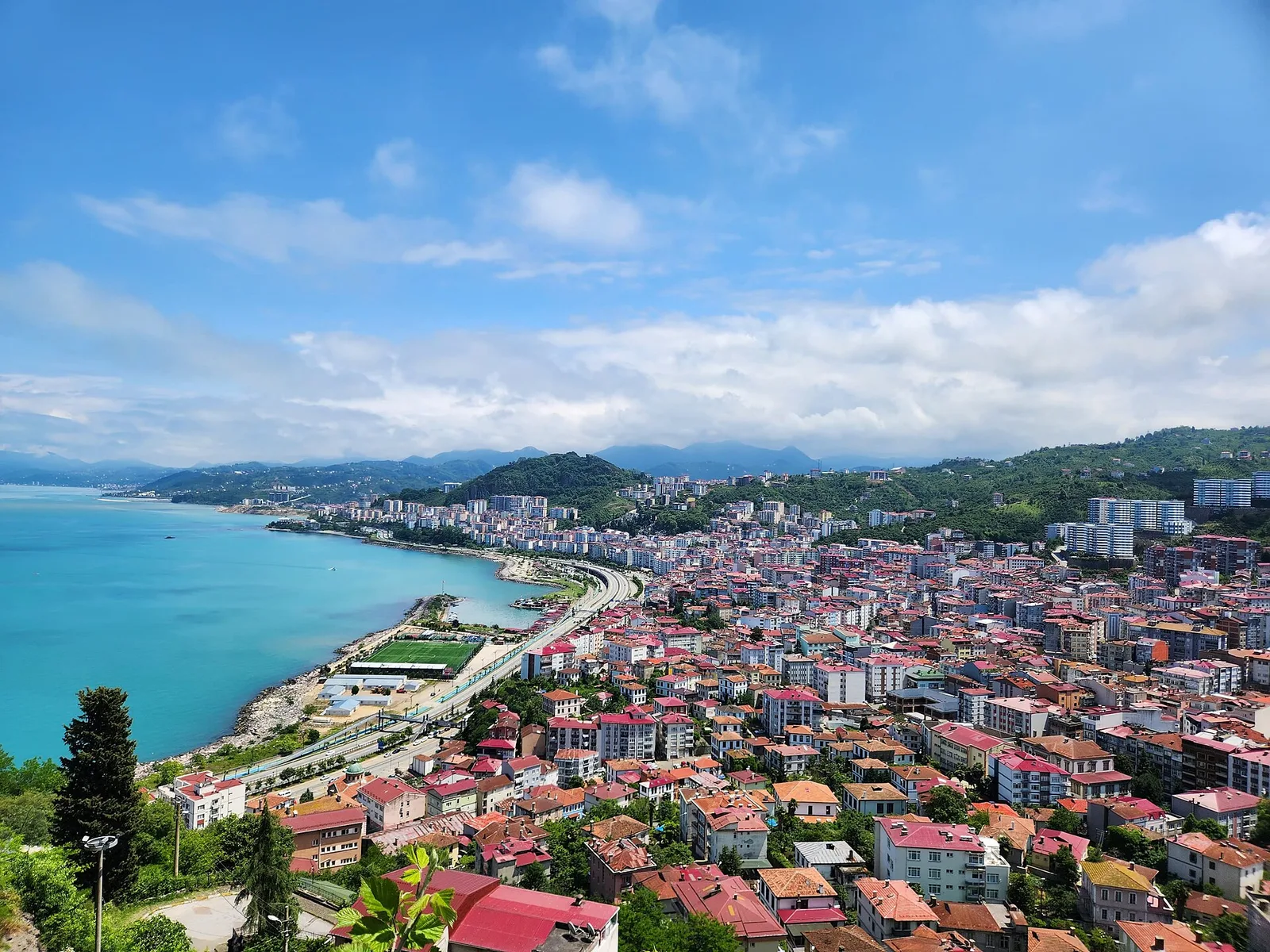 Giresun Kalesi'nden şehir merkezi ve Karadeniz sahili manzarası