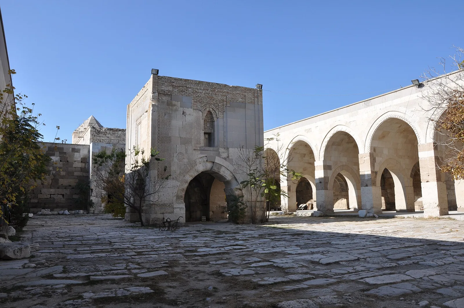Aksaray Sultanhanı Kervansarayı avlusu ve kemerli revakları — tarihi ticaret yolu üzerindeki Aksaray